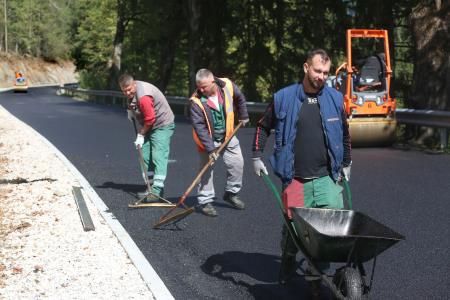ASFALTIRANJE CESTE CERKNICA BEGUNJE 07 FOTO LJUBO VUKELIČ